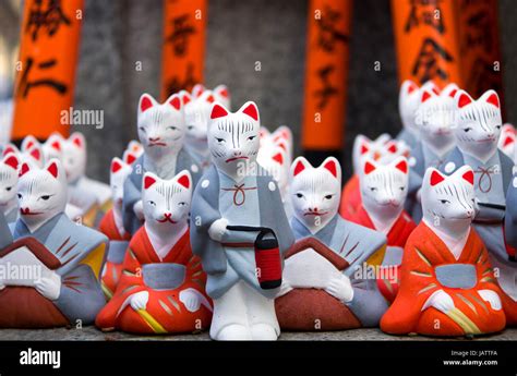 Little fox statues at Fushimi Inari Shrine in Kyoto, Japan Stock Photo ...