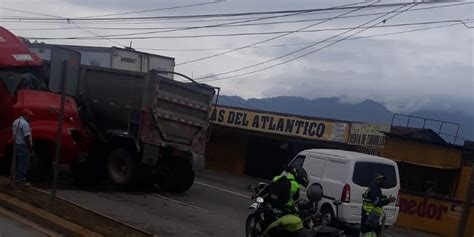 Tráiler y camión colisionaron en la Ruta al Atlántico Chapin TV