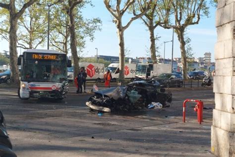 Lyon Les Images De L Accident Entre Un Bus TCL Et Une Voiture Qui A