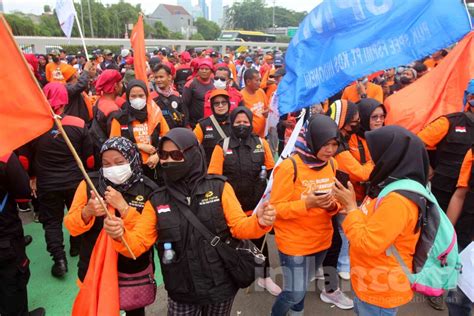 Foto Demo Buruh Tolak Perppu Omnibus Law Cipta Kerja Di Gedung Dpr