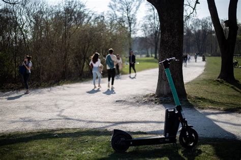 Vorbild für München Paris schafft E Scooter ab Deutsche Polizisten