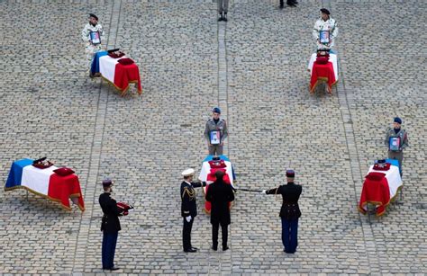 Macron Sincline Devant Le Sacrifice Des 13 Soldats Français Morts Au Mali Francesoir