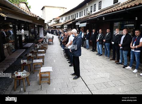 Los Musulmanes Se Reunieron En Sarajevo Y Frente A La Mezquita De Gazi