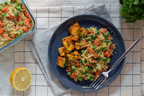 Tofu marinado a la mostaza con cuscús de verduras receta vegana