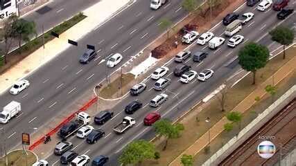 Vídeo Acidente complica trânsito na Radial Leste na capital SP1 G1