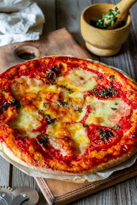 Italiaanse Pizza Met Tomaten En Mozzarella Kaas Italiaanse Keuken