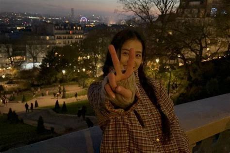 8 Potret Peace Sign Jisoo Blackpink Pose Andalan