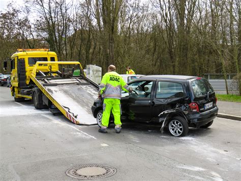 The True Difference Between Towing And Roadside Assistance