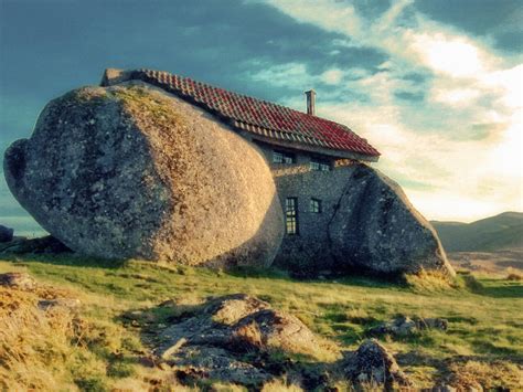 Portugal's Stone House | ArchDaily