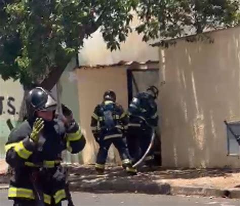 Crian As S O Encontradas Sozinhas Durante Inc Ndio Em Casa De Ribeir O