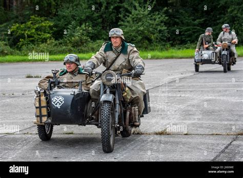 Deutsche WW2 Soldaten reiten auf zwei BMW Militär Motorräder mit