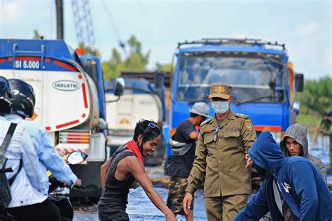 Jalur Poros Bukit Rawi Banjir Satpol PP Provinsi Kalteng Bantu