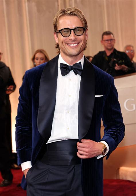 Fans divided over Glen Powell’s longer hair and blue velvet tuxedo
