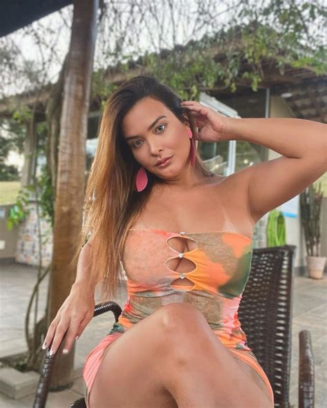 Geisy Arrruda Sensualiza Vestido Curtinho E Decotado