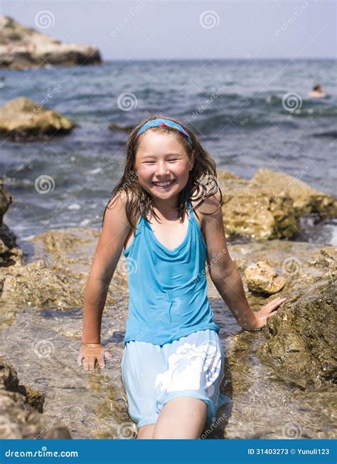 Menina De Sorriso Feliz Ador Vel Em F Rias Da Praia Imagem De Stock