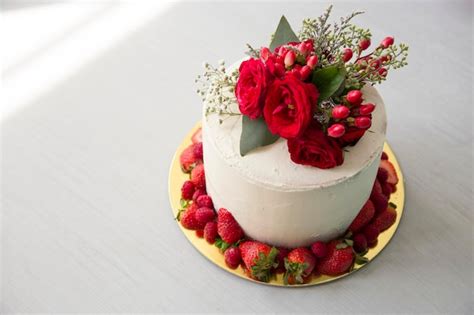 Premium Photo Naked Cake With White Buttercream Red Roses Topper Cake