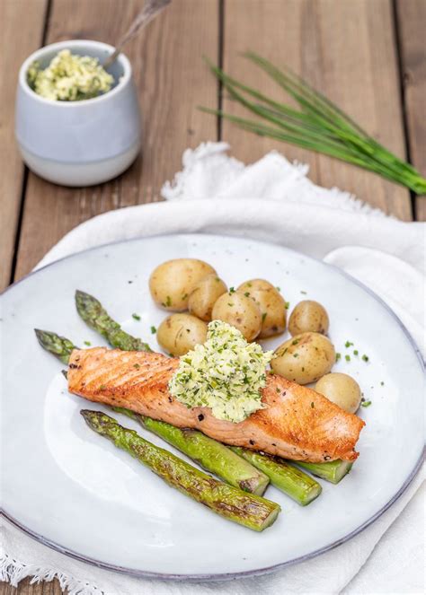 Grillad laxfilé med sparris och gräslökssmör Instruktioner och recept