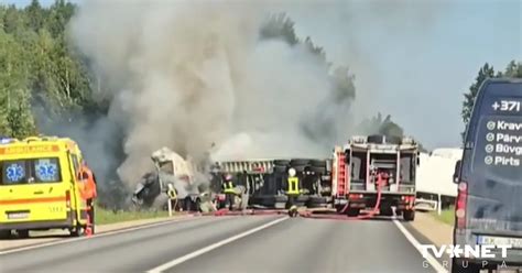 FOTO UN VIDEO Traģiskā trīs kravas automašīnu sadursmē uz Ventspils