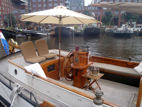 10 Stunning Houseboats Airbnbs On Amsterdam Canals - ItsAllBee | Solo ...