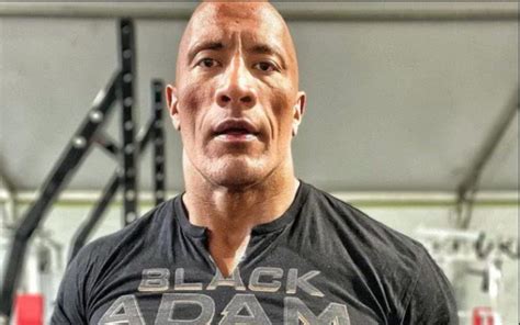 The Rock Surge Imponente Como Ad O Negro Em Clipe No Dc Fandome