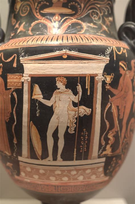 Apulian Red Figure Volute Krater With Warrior In A Naiskos Flickr