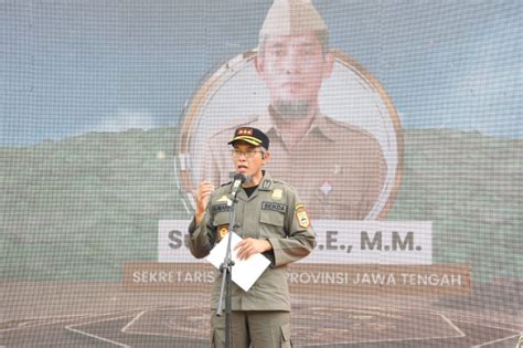 Aksi Bergandengan Tangan Melingkari Gunung Tidar Satpol PP Siap Jaga