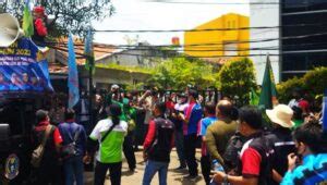 Gugat Permenaker Buruh Di Tangerang Demo Kantor Bpjs Ketenagakerjaan