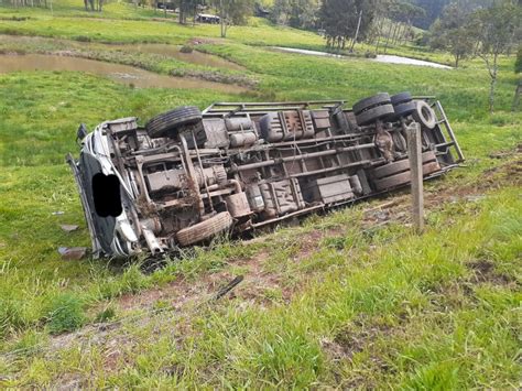 Caminhão tomba na ERS 122 em Ipê e motorista é encaminhado ao hospital