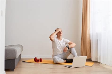 Captura Interior De Un Hombre Triste Y Exhausto Que Usa Ropa Deportiva