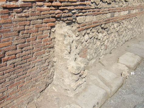 VII 14 14 Pompeii September 2005 Street Altar On Side Wall In Vico