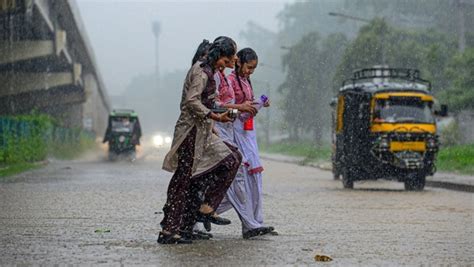 Tamil Nadu Weather Update 9 Districts Brace For Downpour Light Rains