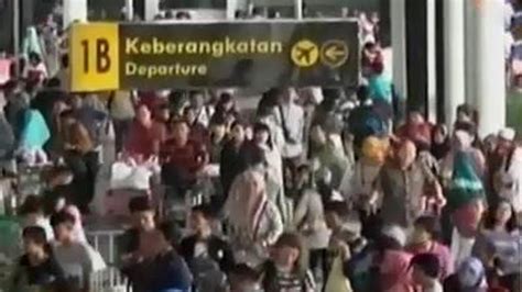 Video Kepadatan Arus Balik Di Bandara Juanda Dan Soekarno Hatta News