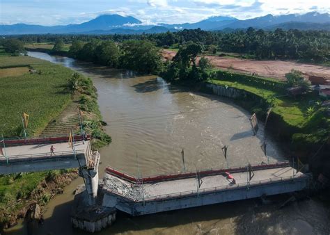 FOTO Jembatan Bantuan BNPB Senilai Rp25 4 Miliar Ambruk Di Padang Pariaman