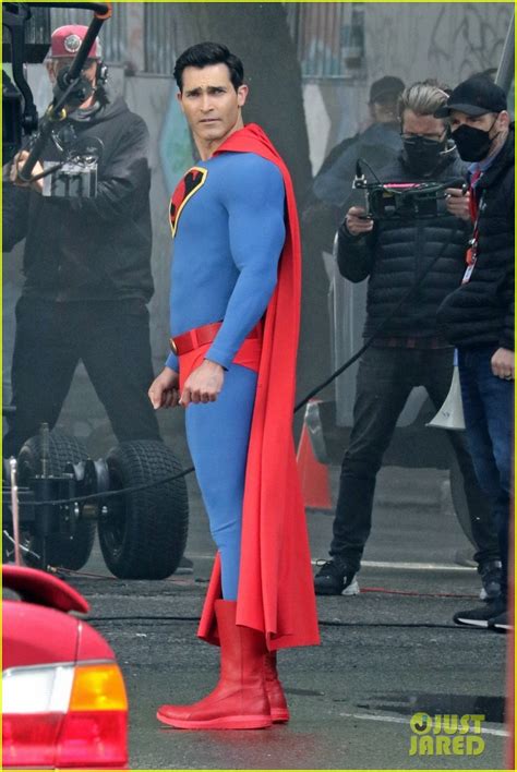 Tyler Hoechlin's Superman Suit Looks Very Different In New 'Superman & Lois' Set Photos | Photo ...