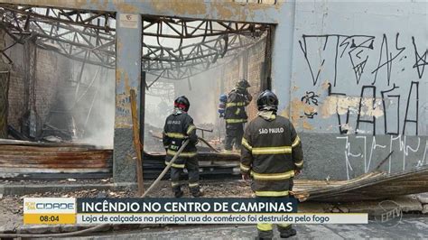 Veja imagens de como ficou o depósito de loja de calçados atingido por