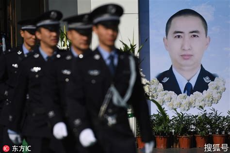 合肥44岁民警张雪松壮烈牺牲，上千人挥泪送行英雄 搜狐大视野 搜狐新闻