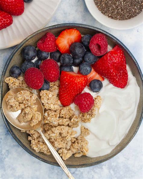 Yogurt Granola Breakfast Bowls - 5 Ways! - The Daily Dish