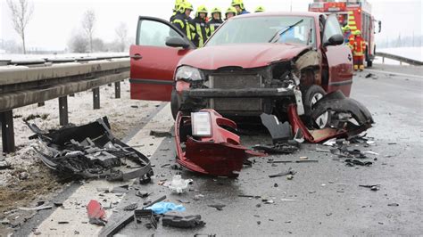 Schutzengel Mit Blaulicht Polizeibeamte Reanimieren Nach Unfall Ein