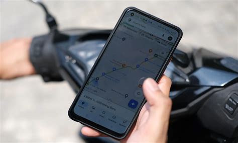 Simak Ini Bahaya Main HP Saat Berkendara Menggunakan Sepeda Motor