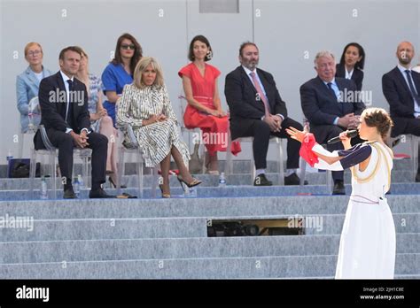 Le président français Emmanuel Macron et sa femme Brigitte écoutent la