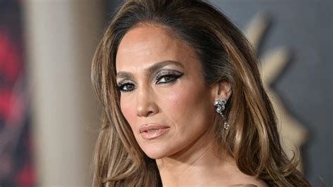 Terciopelo Y Transparencias Jennifer Lopez Deslumbra En El Estreno De