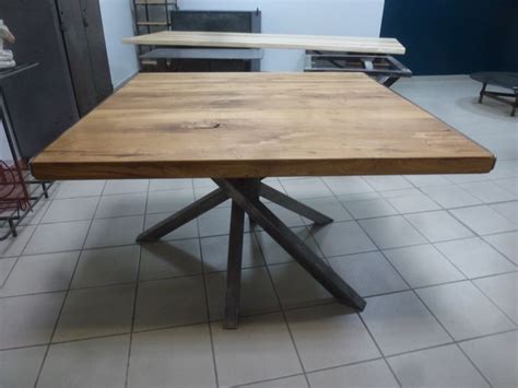 Superbe table industrielle carrée pied central mikado et plateau en