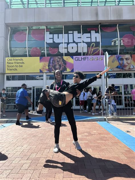 Glitch @ TwitchCon on Twitter: "TWITCHCON DAY 2!! Me and @AjentVee be