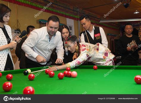 Scottish Snooker Player Stephen Maguire Center Instructs Student Play ...