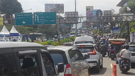 Puluhan Ribu Kendaraan Padati Kawasan Puncak Polisi Berlakukan One Way