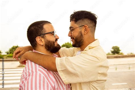 Joven Gay Con Barba Abrazando A Su Novio En La Calle Stock Photo Adobe Stock