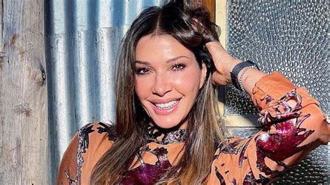 Catherine Fulop se metió al mar y lució como una sirena con una pequeñísima bikini celeste