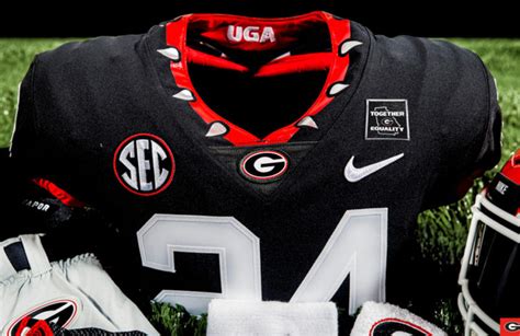 Georgia Bulldogs Reveal 1980 Throwback Road New Black Alternate