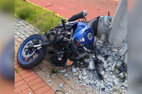 Batida Em Poste Deixa Motociclista De 20 Anos Morto Em SC