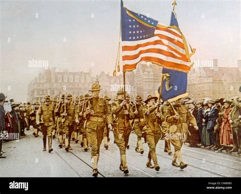 La Première Guerre mondiale les troupes américaines marchant dans